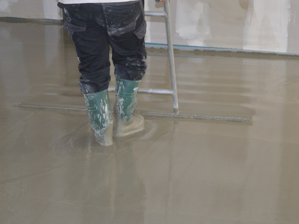 Débullage de la Chape Fluide à l'aide d'une règle dé-bulleuse