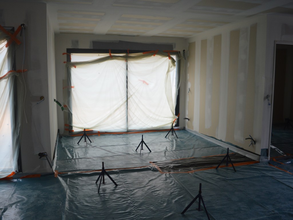 Protection des fenêtres à l'aide d'un polyane occultant