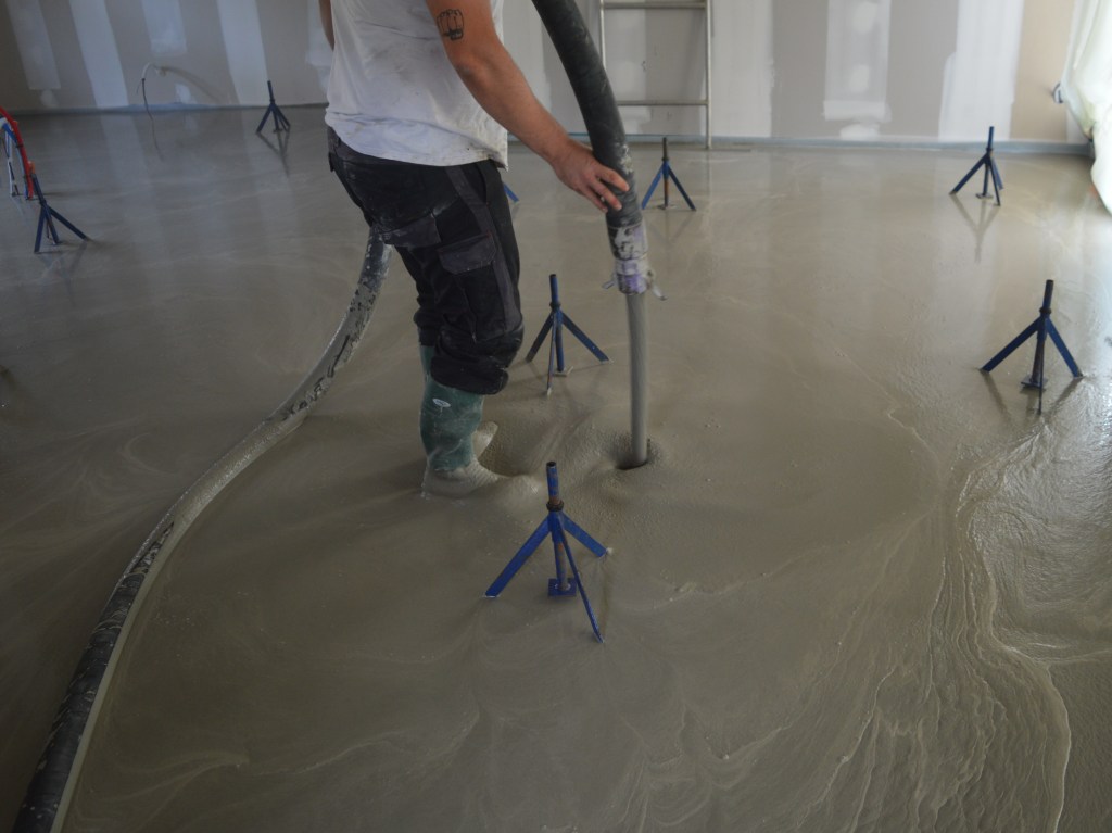Coulage de la Chape Fluide sur l'ensemble de la surface